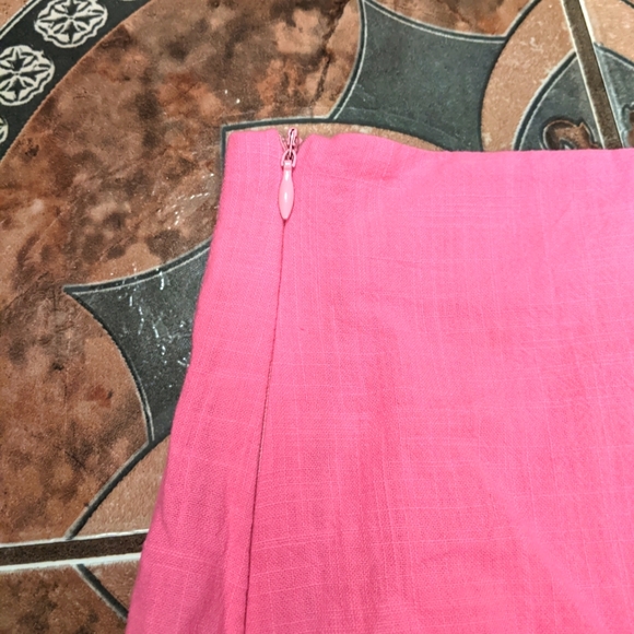 Bubblegum pink mini skirt with slit - Picture 3 of 5